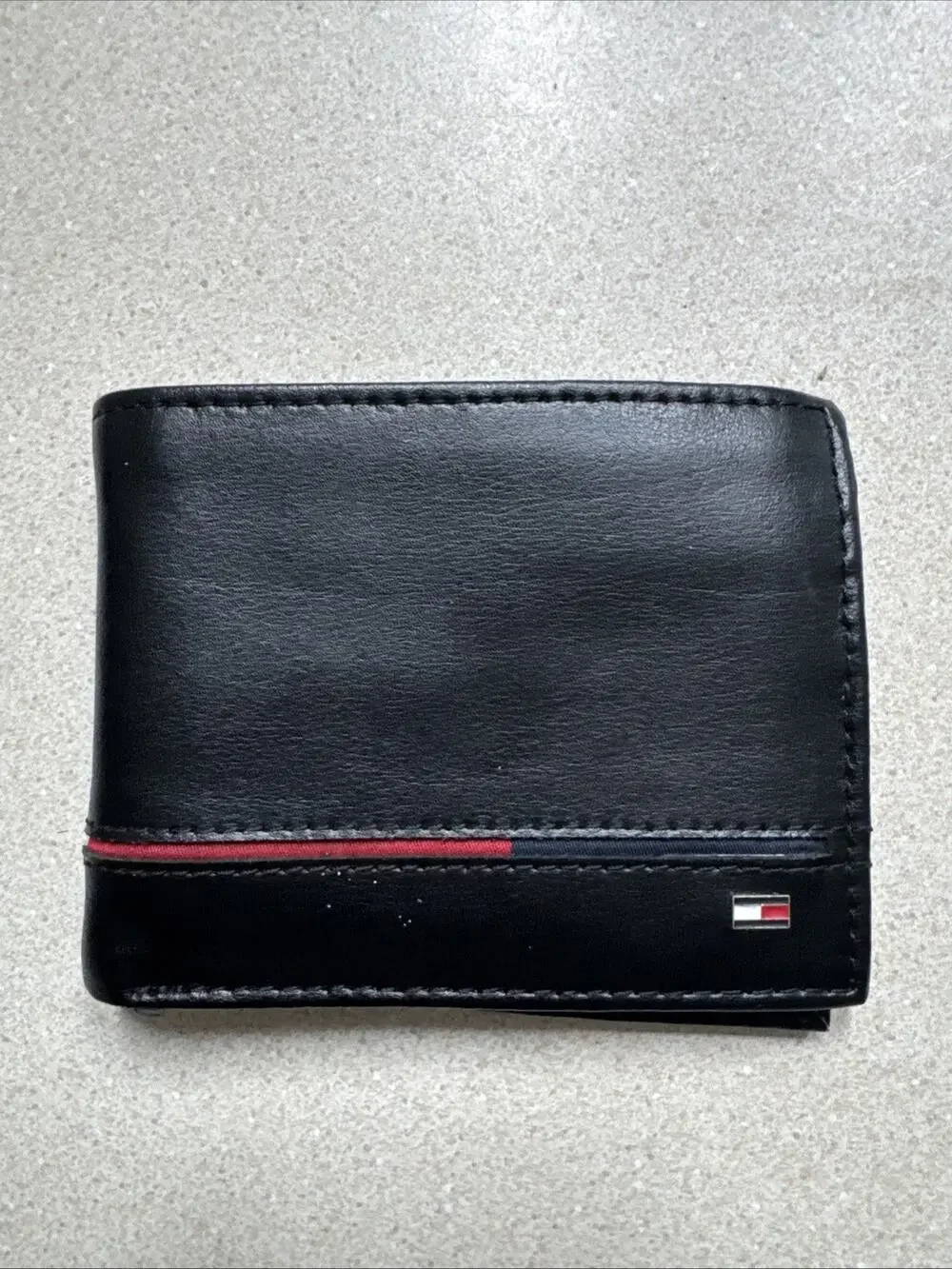 Tommy Hilfiger Men's Black Leather Wallet with 6 Credit Card Pockets Logo